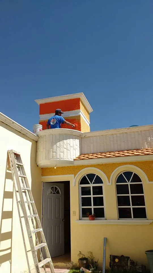 Casa en amarillo y naranja
